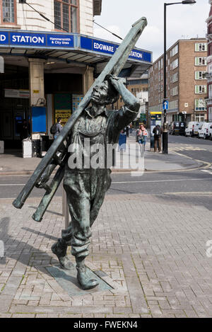Ein Fenster Reiniger Skulptur von Allan Sly außerhalb der u-Bahnstation Edgware in London, Vereinigtes Königreich. Stockfoto