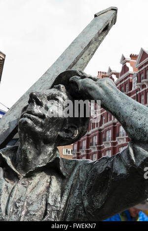 Ein Fenster Reiniger Skulptur von Allan Sly außerhalb der u-Bahnstation Edgware in London, Vereinigtes Königreich. Stockfoto