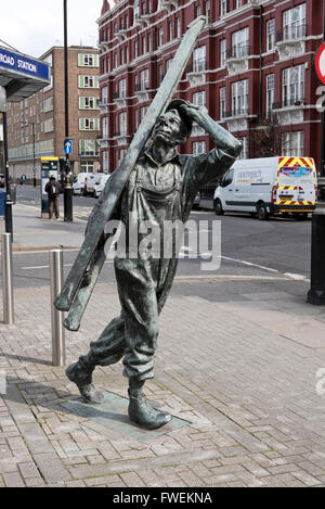 Ein Fenster Reiniger Skulptur von Allan Sly außerhalb der u-Bahnstation Edgware in London, Vereinigtes Königreich. Stockfoto