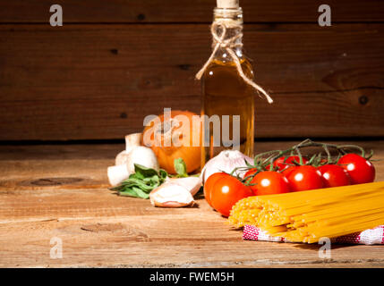 Pasta Zutaten auf alten Vintage Holz-Hintergrund. Stockfoto