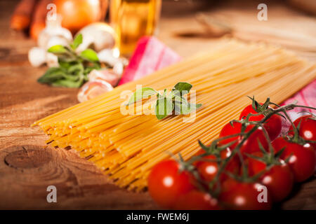 Pasta Zutaten auf alten Vintage Holz-Hintergrund. Stockfoto