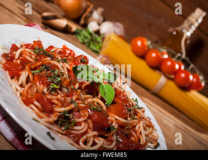 Hausgemachte Spaghetti Bolognese auf einem hölzernen Hintergrund Stockfoto