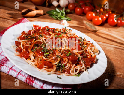 Hausgemachte Spaghetti Bolognese auf einem hölzernen Hintergrund Stockfoto