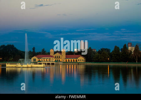 See im Stadtpark, Denver, Colorado in der Morgendämmerung mit Brunnen fließt Stockfoto