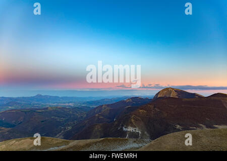 Blick vom Monte Cucco, Monte Cucco, im Morgengrauen, Monti Sibillini Nationalpark Parco Nazionale dei Monti Sibillini, Apennin Stockfoto