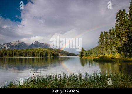 Regenbogen auf zwei Jack Lake, Banff Nationalpark, Kanadische Rockies, Provinz Alberta, Kanada Stockfoto