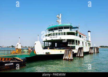 Fähre am Lido di Venezia, Venedig, Veneto, Italien Stockfoto