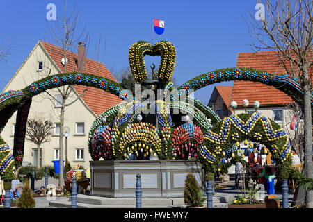 Ostern-Brunnen, Brunnen dekoriert mit Ostereiern, Osterbrunnen, Schechingen, Baden-Württemberg, Deutschland Stockfoto