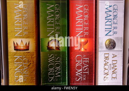 George R. R. Martin Game of Thrones Bücher auf einem Regal. Stockfoto
