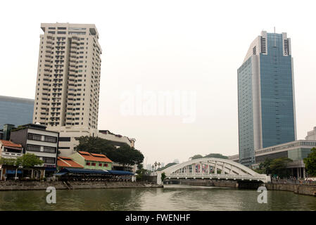 Starker Rauch, der durch Waldbrände in Sumatra und Kalimantan, einem Teil Indonesiens, über den Singapore River und die North Bridge Road Bridge in verursacht wird Stockfoto
