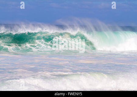 Der Traum eines jeden Surfer Wellen wie diese zu finden. Diese Wellen sind bei Pipeline auf der Nordküste von Oahu im Winter in ein Stockfoto