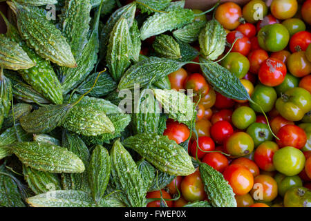 Bilder vom Bauernmarkt in Hawaii tropische Früchte oder Gemüse in einfache Fotos mit leuchtenden Farben zeigen. Stockfoto