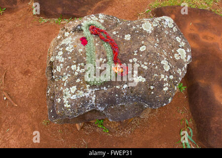 Diese schöne Blume Leis haben auf die Geburt Stones in Hawaii auf der Nordküste von Oahu gelegt. Diese historischen Felsen Stockfoto