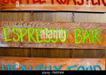 Handgefertigte Holz Zeichen auf einem hölzernen Hintergrund ist heraus geschnitzt und bemalt, die Worte-Espresso-Bar in grüner Schrift angezeigt. Stockfoto