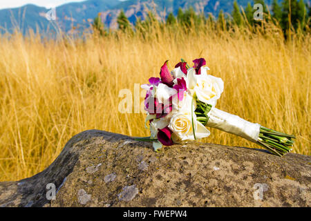 Das Bouquet der Braut wurde Weg von der Zeremonie und der Empfang am Tag ihrer Hochzeit festgelegt. Die Blumen im Strauß-ar Stockfoto