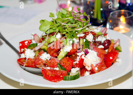 Ein schöner aussehender gesunde griechischer Salat sitzt auf einem vergoldeten bereit für das Essen. Stockfoto