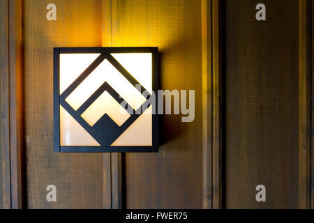 Historischen Timberline Lodge Leuchten auf einem alten hölzernen Wand im Flur. Stockfoto