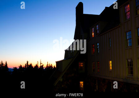 Timberline Lodge am Mount Hood in Oregon wird in der Abenddämmerung bei einem schönen Sonnenuntergang von der Seite fotografiert. Stockfoto