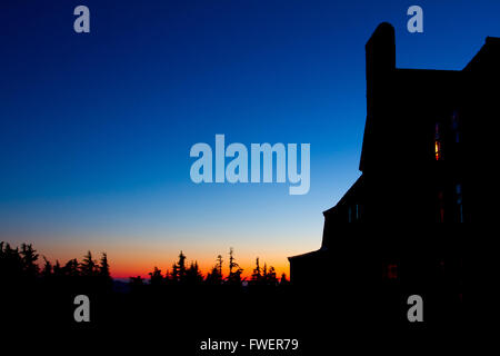 Timberline Lodge am Mount Hood in Oregon wird in der Abenddämmerung bei einem schönen Sonnenuntergang von der Seite fotografiert. Stockfoto