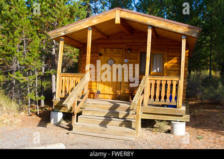 Eine rustikale Blockhütte Lodge Gebäude in den Wald auf einen im freien camping Park facility.f Stockfoto