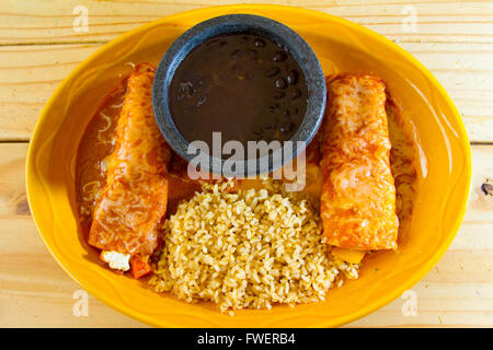 Enchiladas und Reis und Bohnen in einem mexikanischen Restaurant mit authentischer Küche. Stockfoto