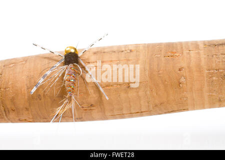 Diese großen Fliegenfischen Fliege ist ein Korkgriff im Studio für ein Detailbild Fliegenfischen Farbe isoliert. Stockfoto