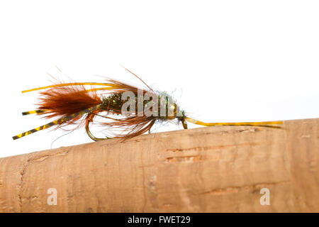 Diese großen Fliegenfischen Fliege ist ein Korkgriff im Studio für ein Detailbild Fliegenfischen Farbe isoliert. Stockfoto