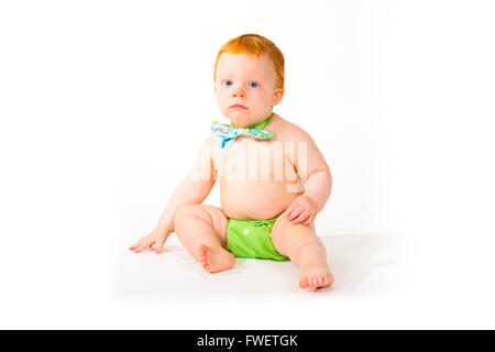 Ein einjähriges Baby junge im Studio mit einem weißen Hintergrund. Das Kind trägt eine Fliege und eine Windel. Stockfoto