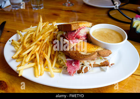 Laufen einzigartigen Reuben Sandwich ist mit corned Beef und Sauerkraut gemacht. Stockfoto