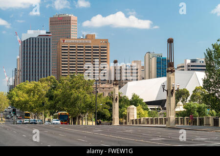 Adelaide, Australien - 3. Januar 2016: King William Road Brücke über den River Torrens in Adelaide Stadt Blick nach Süden. Stockfoto