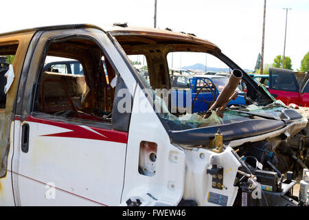 Detail eines Fahrzeugs bei Auto Schrottplatz nach einem schweren Unfall Zusammenstoß. Stockfoto