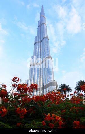 Dubai, Vereinigte Arabische Emirate - 4. April 2016: Burj Khalifa, der größte Mann machte Foto-Gebäude der Welt, aufgenommen in Dubai Stockfoto