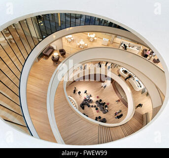 Blick von oben Richtung Galerien und im Erdgeschoss des Atriums. Blavatnik School of Government an der University of Oxford, Ox Stockfoto