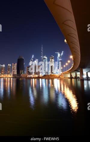 Business Bay und Burj Khalifa Landschaft bei Nacht, Dubai, Vereinigte Arabische Emirate Stockfoto