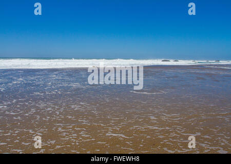 Olivia Beach in Lincoln City Oregon die Wellen sind weich und das Wasser sieht gut entlang der Küste. Stockfoto