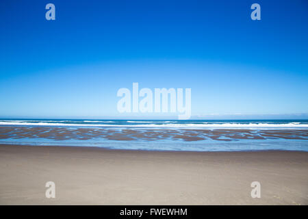 Olivia Beach in Lincoln City Oregon die Wellen sind weich und das Wasser sieht gut entlang der Küste. Stockfoto