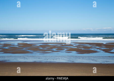 Olivia Beach in Lincoln City Oregon die Wellen sind weich und das Wasser sieht gut entlang der Küste. Stockfoto