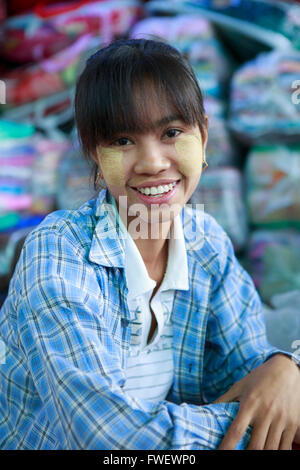 Monywa Mädchen mit traditionellen birmanischen Thanaka Gesicht malen, Monywa, Sagaing, Myanmar, Südostasien Stockfoto