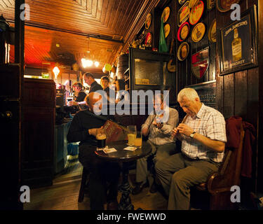 Musiker spielen traditionellen irischen Musik in einem Pub in Enniskillen, Co. Fermanagh, Vereinigtes Königreich, Europa Stockfoto