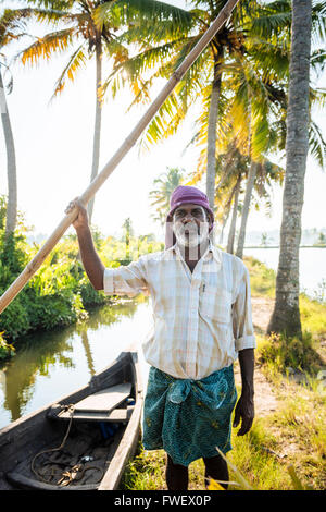 Porträt von Anthony, Backwaters in der Nähe von North Paravoor, Kerala, Indien, Südasien Stockfoto