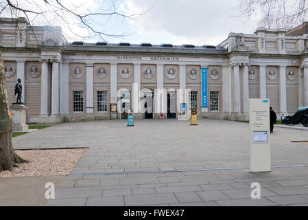 Die Statue von Sir Walter Raleigh Statue außerhalb des Gebäudes entdecken Sie Greenwich, London, Vereinigtes Königreich. Stockfoto