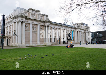 Die Statue von Sir Walter Raleigh Statue außerhalb des Gebäudes entdecken Sie Greenwich, London, Vereinigtes Königreich. Stockfoto