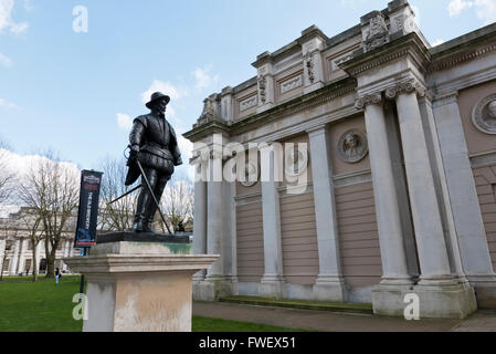 Die Statue von Sir Walter Raleigh Statue außerhalb des Gebäudes entdecken Sie Greenwich, London, Vereinigtes Königreich. Stockfoto