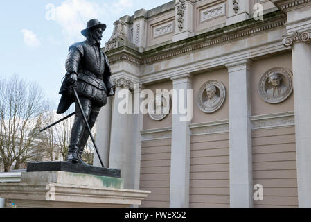 Die Statue von Sir Walter Raleigh Statue außerhalb des Gebäudes entdecken Sie Greenwich, London, Vereinigtes Königreich. Stockfoto