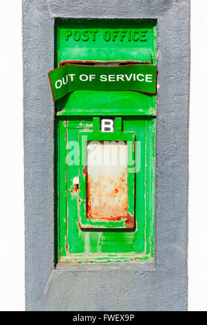 Green Irish An Post-Briefkasten mit "Out of Service" Zeichen in den Briefkasten. Stockfoto