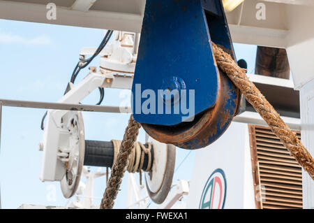 Die große Scheibe und Seil auf der Stern von einem Ozean Trawler. Stockfoto