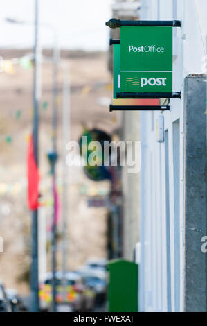 Ein Post Post in einem irischen Dorf. Stockfoto