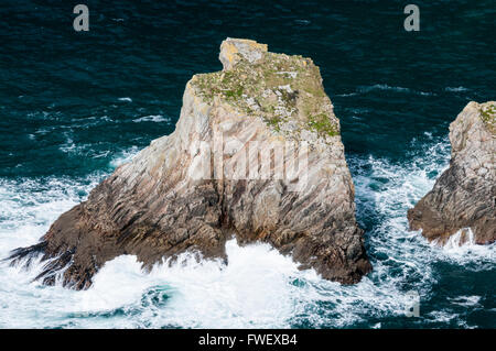 Wellen auf Felsen im Meer vor Donegal, Irland. Stockfoto