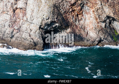 Höhlen am unteren Rand der Klippen, die in der Vergangenheit für den Schmuggel. Stockfoto