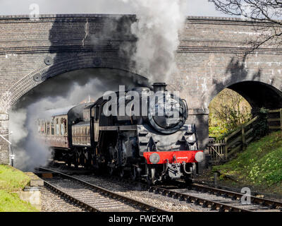 Ein Dampfzug auf der North Norfolk Railway Abreise vom Weybourne Bahnhof mit dem Zug nach Holt, Ostern 2016. Stockfoto